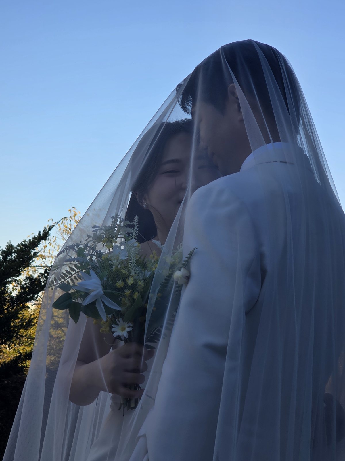 베일 아래의 진호와 혜미